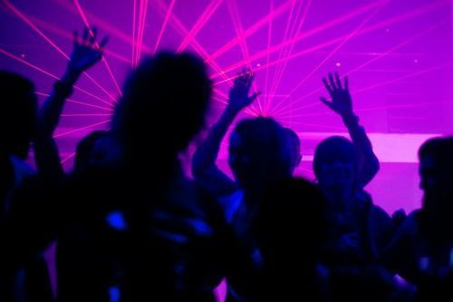 Así funcionan en España los protocolos contra la violencia sexual en entornos de ocio