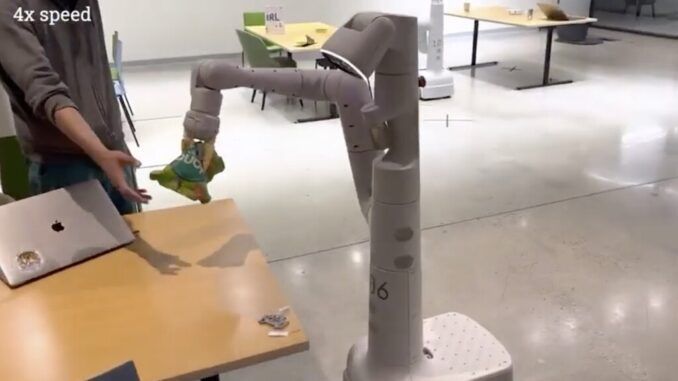 Google lanza PaLM-E, un modelo de IA para que tu robot te alcance las patatas fritas (entre otras muchas cosas)