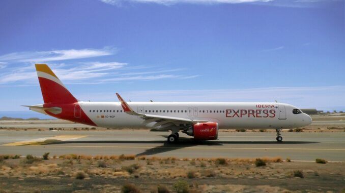Iberia Express busca nuevos tripulantes de cabina y no exige experiencia. El sueldo: hasta 2.500 euros