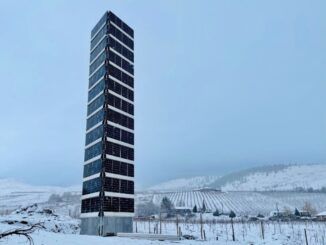 Si la pregunta es «cómo aprovechar al máximo la luz del sol», la respuesta es esta enorme torre de paneles solares