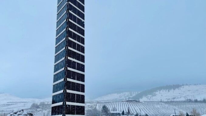 Si la pregunta es «cómo aprovechar al máximo la luz del sol», la respuesta es esta enorme torre de paneles solares