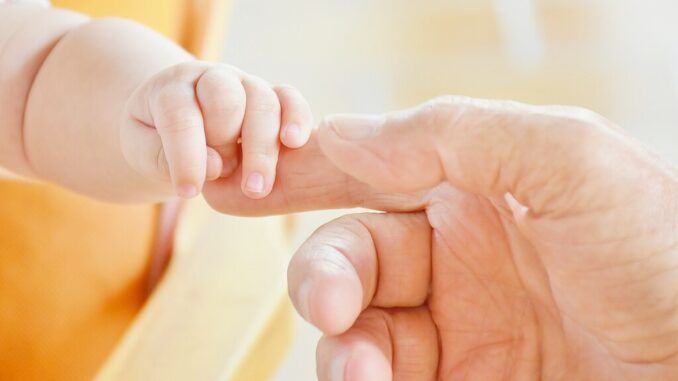 Vuelta a la oficina, menos bebés: cómo el teletrabajo también ha servido para fomentar la natalidad