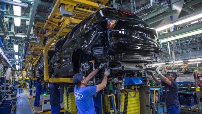 «El aprieta tornillos pasará a la historia»: los despidos de Ford en Almussafes son un aviso para España