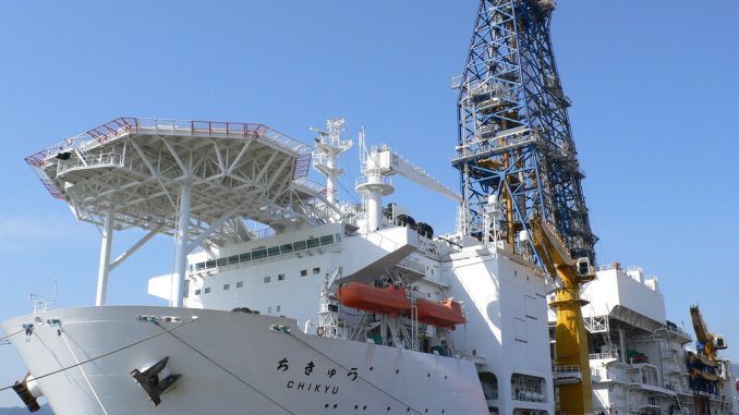 Chikyu, el alucinante barco perforador japonés que excavó un pozo de récord en el mar: 7,7 kilómetros bajo el agua