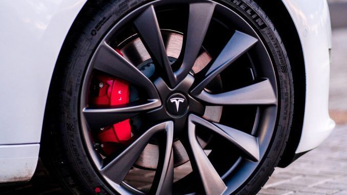 Sabíamos que las llantas penalizaban la autonomía del coche eléctrico. Tesla acaba demostrar hasta qué punto