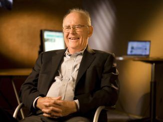 Fallece Gordon Moore, pionero de la industria de los chips: cofundó Intel y predijo el auge de los PC
