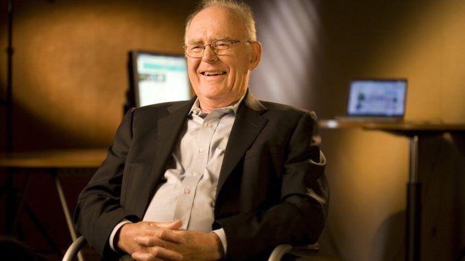 Fallece Gordon Moore, pionero de la industria de los chips: cofundó Intel y predijo el auge de los PC