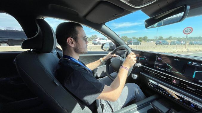 Mi trabajo consiste en analizar coches. Esto le pido a un coche eléctrico para decantarme por él