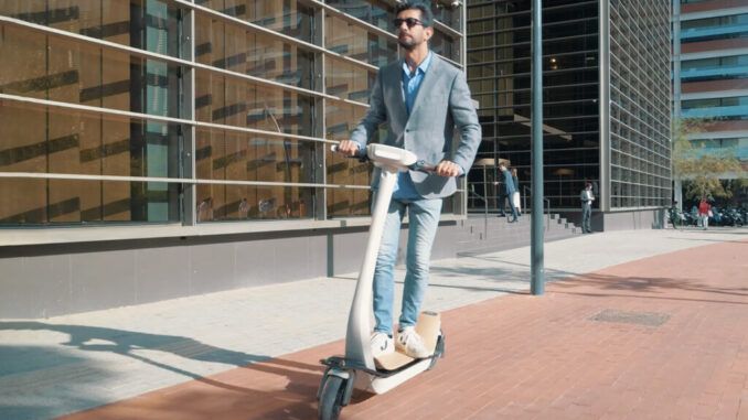 Alguien ha creado el patinete definitivo para prevenir accidentes. Cuesta lo mismo que un Seat Ibiza