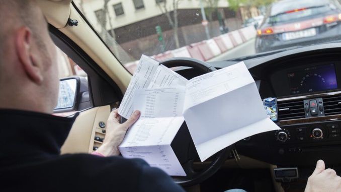 La DGT no ha cambiado nada: estos son los papeles que debemos llevar en el coche y la sanción por incumplir