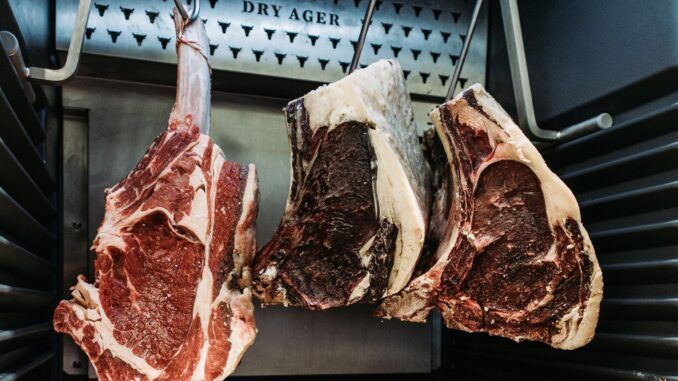 Madurar la carne en casa está cada vez más de moda (pero la OCU tiene algo que decir al respecto)