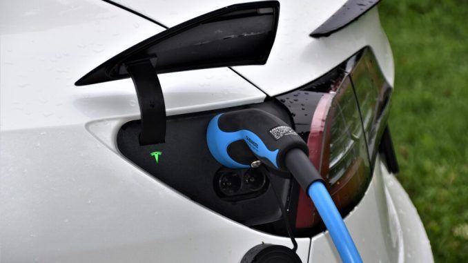 Renta 2022: cómo afecta a los conductores y a los compradores de un coche eléctrico