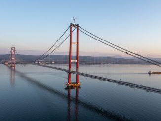 2.023 metros sobre el mar sin un solo punto de apoyo: el puente récord que conecta Asia y Europa
