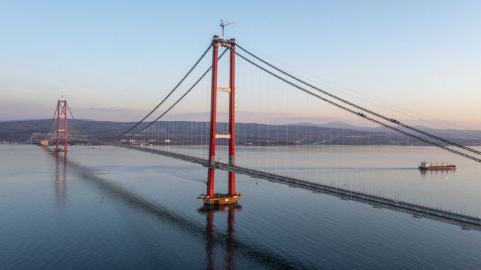 2.023 metros sobre el mar sin un solo punto de apoyo: el puente récord que conecta Asia y Europa