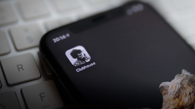 Con Clubhouse, parecía que los chats de audio en directo iban a comerse el mundo. Hoy su realidad es muy diferente