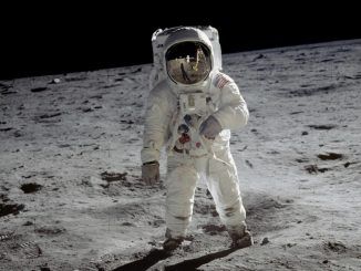 Cuando el ser humano vuelva a la Luna en 2025 lo hará vestido otra vez de blanco. Hay una buena razón para ello