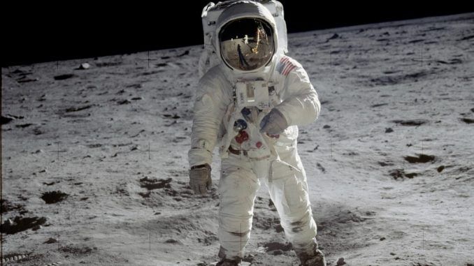 Cuando el ser humano vuelva a la Luna en 2025 lo hará vestido otra vez de blanco. Hay una buena razón para ello