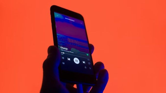 La nueva batalla del copyright en la industria musical es contra la IA. Ya han pedido ayuda a Spotify y Apple