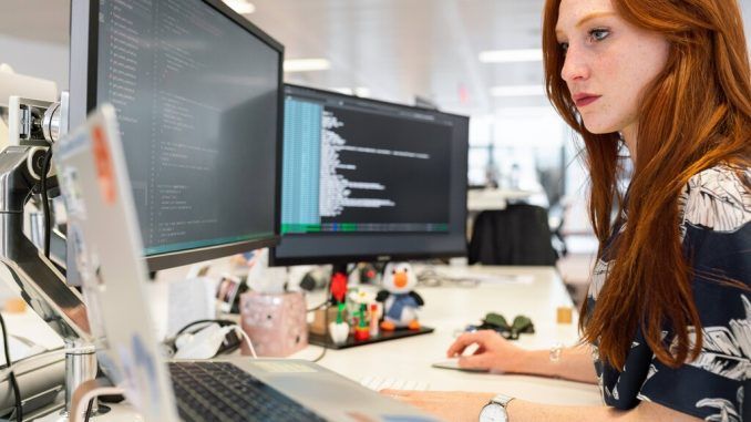 Estas empresas buscan ingenieros y desarrolladores (y ofrecen hasta 100.000 euros al año con teletrabajo)