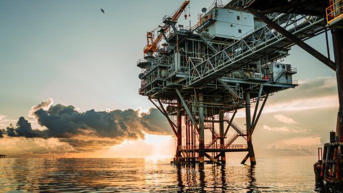 «80 o 90 dólares por barril es demasiado bajo»: por qué los expertos descuentan otra subida del petróleo este año