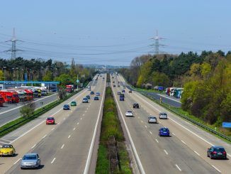 Alemania tiene muchas autovías y necesita más energía renovable. Solución: cubrirlas de paneles solares