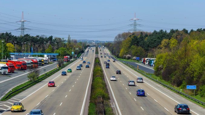 Alemania tiene muchas autovías y necesita más energía renovable. Solución: cubrirlas de paneles solares