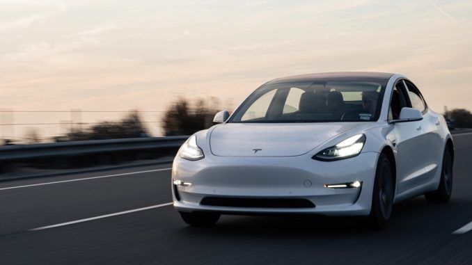 634 kilómetros de autonomía y motor trasero: la versión más interesante del Tesla Model 3 vuelve a Europa