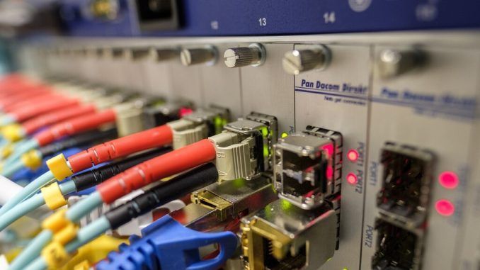 Qué pasa si un vecino se niega a la instalación de la fibra óptica: lo que dice la ley