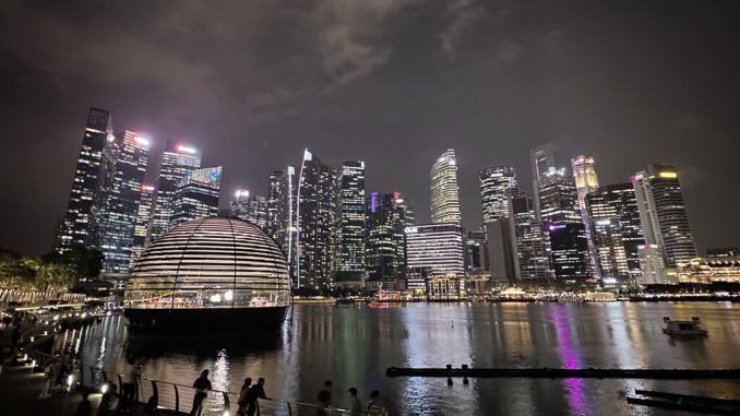 Dentro de la Apple Store de Singapur, una de las más alucinantes del mundo: un domo geodésico flotante