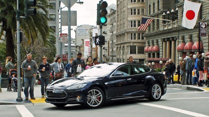 Esta mujer sufrió un grave accidente al usar su Tesla con Autopilot. Ahora ya sabemos sobre quién cae la responsabilidad