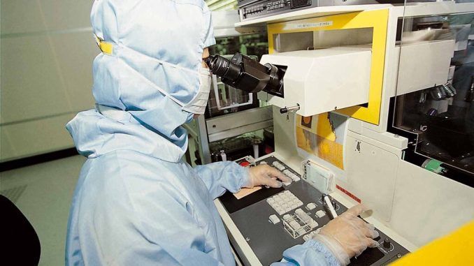 China contraataca a EEUU pagándole con su misma moneda: investiga a su mayor fabricante de chips de memoria