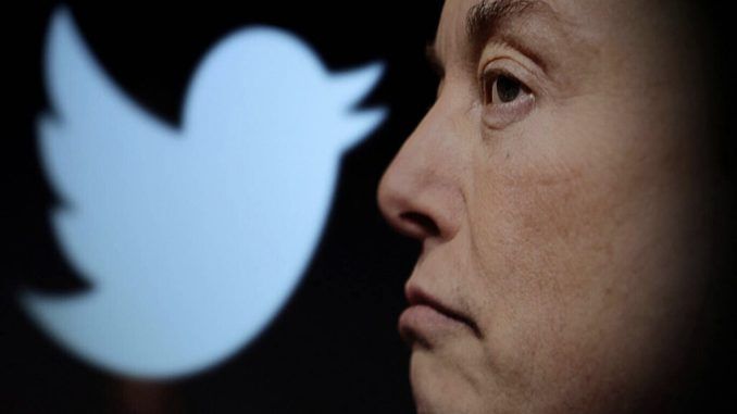 Elon Musk da (sin autorización) checks azules en Twitter a los críticos con Twitter Blue, famosos ya fallecidos y otras cuentas