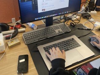 Hay gente que está quitándole la pantalla al MacBook Pro para convertirlo en un sorprendente PC. Y tiene sentido
