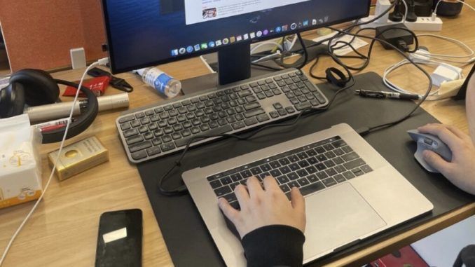 Hay gente que está quitándole la pantalla al MacBook Pro para convertirlo en un sorprendente PC. Y tiene sentido