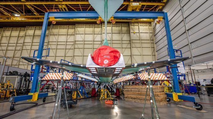 El X-59, el esperadísimo avión supersónico de la NASA, acaba de recibir una parte crucial: la cola