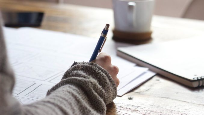 Sacar sobresaliente en un examen habiendo estudiado tres días antes ya es posible. Gracias a ChatGPT