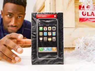 Un youtuber compró un iPhone de primera generación y sin estrenar por 40.000 euros. Y luego lo abrió
