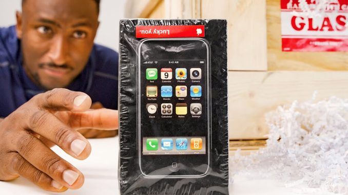 Un youtuber compró un iPhone de primera generación y sin estrenar por 40.000 euros. Y luego lo abrió
