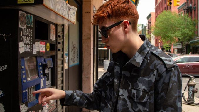En el camino hacia un futuro sin efectivo, algunas tiendas han encontrado una tercera vía: «cajeros invertidos»