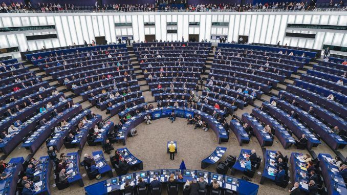 La UE quiere obligar a ChatGPT y otras IA a revelar sus fuentes. El motivo: saber si tienen derechos de autor