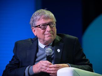 «Las IA serán tan buenos profesores como cualquier humano»: Bill Gates las ve en las aulas ya en 18 meses