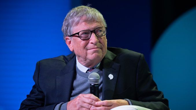 «Las IA serán tan buenos profesores como cualquier humano»: Bill Gates las ve en las aulas ya en 18 meses