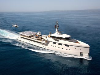 El nuevo superyate de Jeff Bezos navegará escoltado por este “yatito” de 75 millones de dólares (con helipuerto incluido)