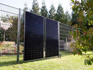 Verticales, muy potentes y colgadas de una simple verja: las placas solares que quieren revolucionar el mercado