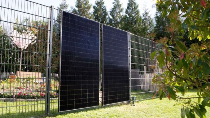 Verticales, muy potentes y colgadas de una simple verja: las placas solares que quieren revolucionar el mercado