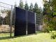 Verticales, muy potentes y colgadas de una simple verja: las placas solares que quieren revolucionar el mercado