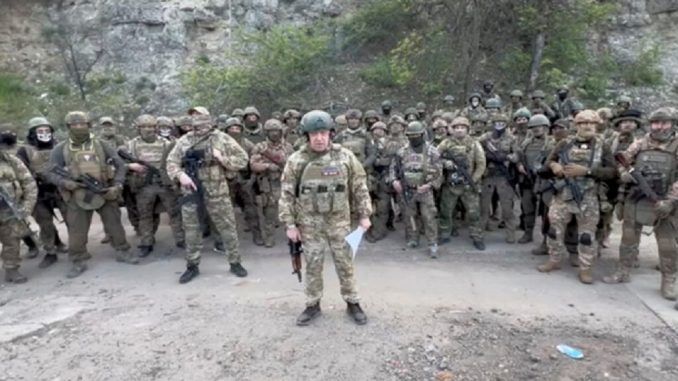 A Rusia le está yendo lo suficientemente mal en Ucrania como para que sus propios mercenarios lo digan alto y claro