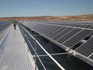 La España Vaciada se ha llenado de granjas fotovoltaicas. Sin espacio, una idea gana terreno: «pantanos solares»