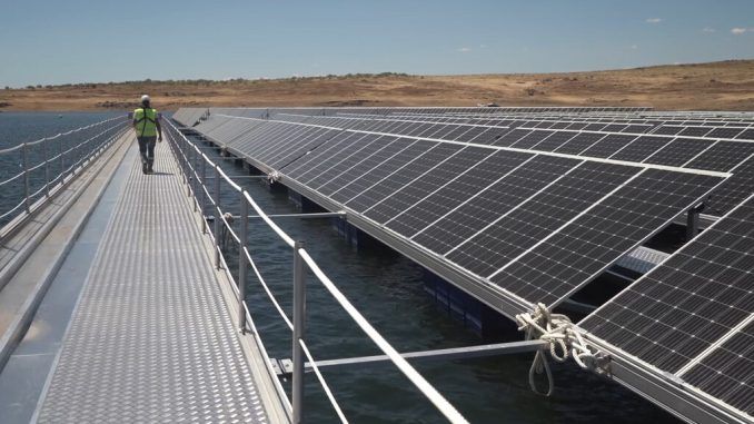 La España Vaciada se ha llenado de granjas fotovoltaicas. Sin espacio, una idea gana terreno: «pantanos solares»