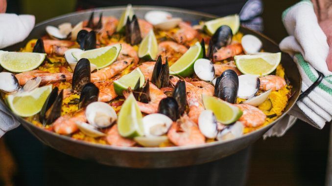 De origen vasco, con chorizo y hasta sin arroz: corren malos tiempos para los talibanes de la paella